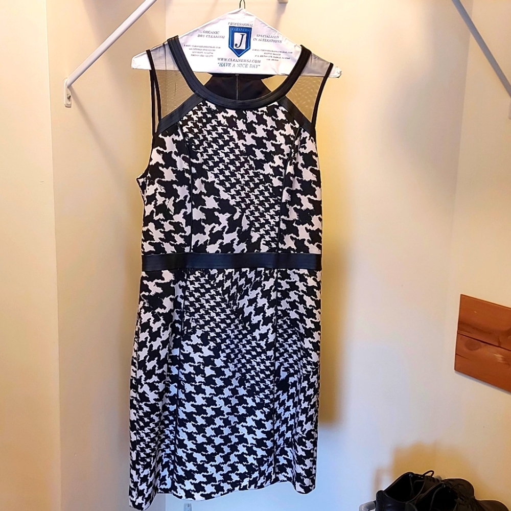 Guess black white houndstooth fitted dress, Size 10